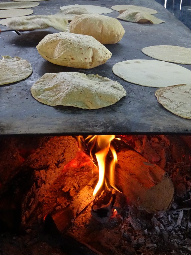 corn tortilla mais auf feuerstelle